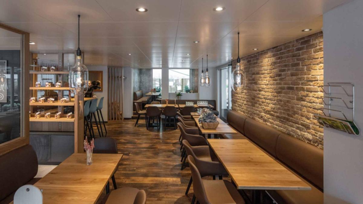 Lumineuse surface en arcade de 88 m2 avec grandes vitrines
