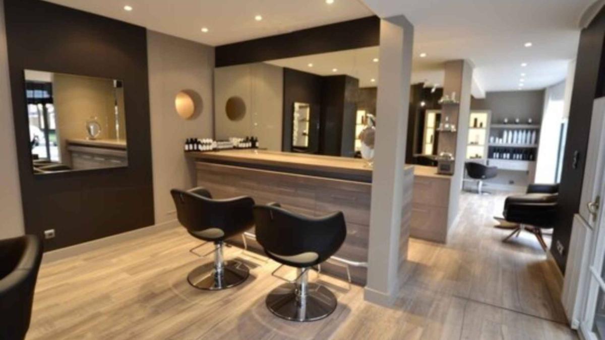 Lumineuse surface en arcade de 88 m2 avec grandes vitrines