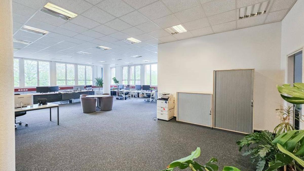 Bureaux/artisanal au 1er étage 234m² à vendre avec 6 places de parking intérieures 