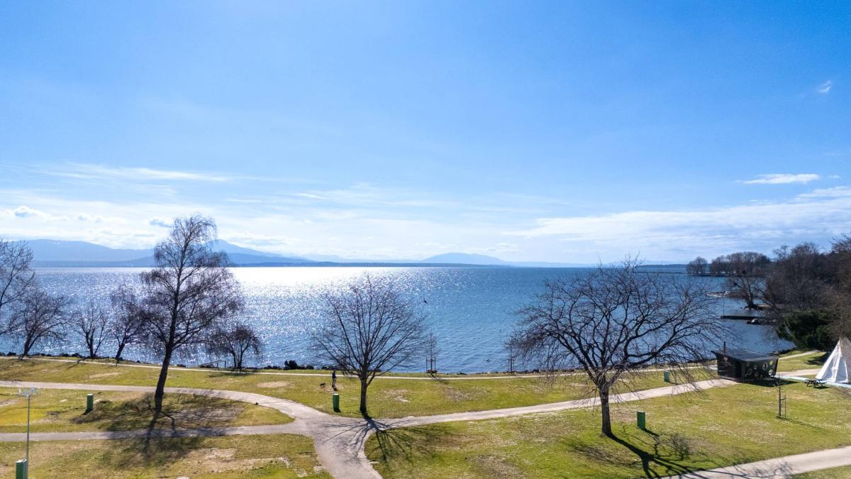 UNIQUE! Attique de 5.5 pièces de 180m2 bénéficiant d'un rooftop terrasse de 168m2 avec vue panoramique sur le lac et les Alpes