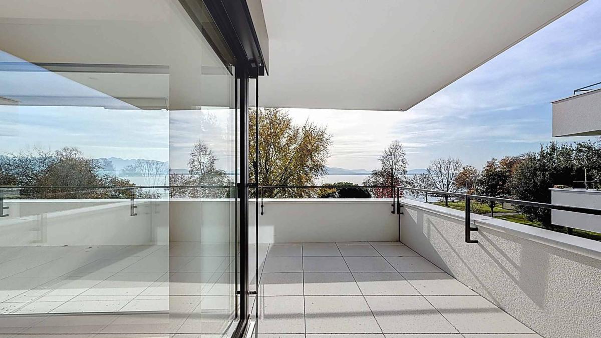 Luxueux 4.5 pièces traversant avec balcon couvert de 76m2 et vue lac