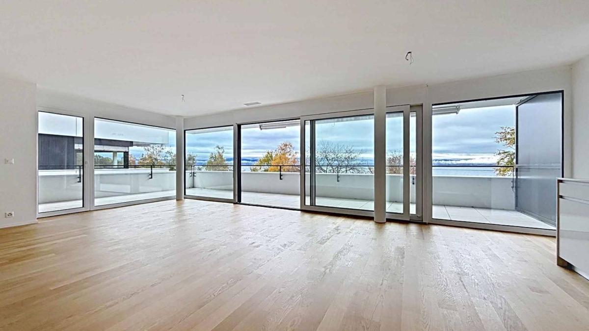Luxueux 4.5 pièces traversant avec balcon couvert de 76m2 et vue lac