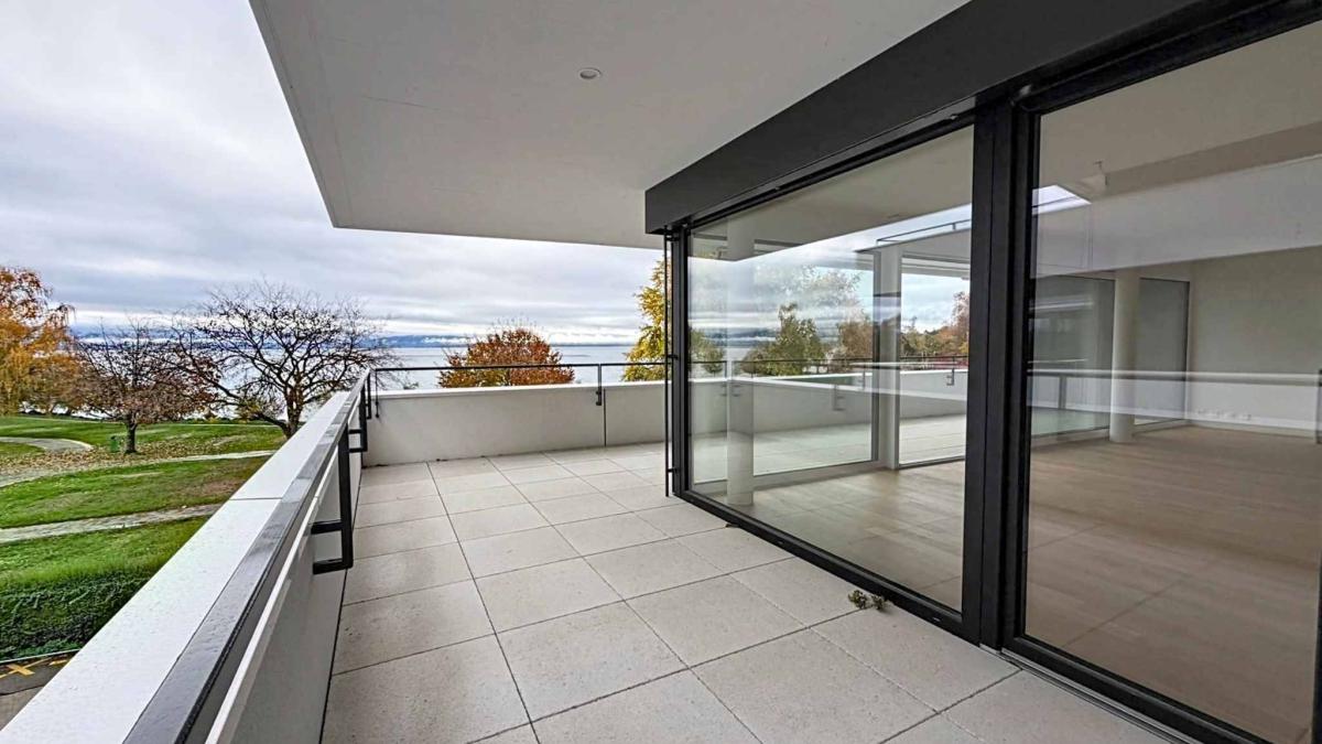 Luxueux 4.5 pièces traversant avec balcon couvert de 76m2 et vue lac