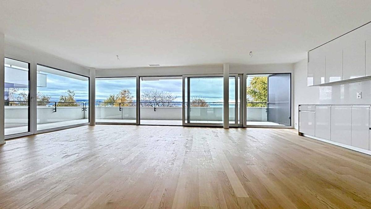 Luxueux 4.5 pièces traversant avec balcon couvert de 76m2 et vue lac