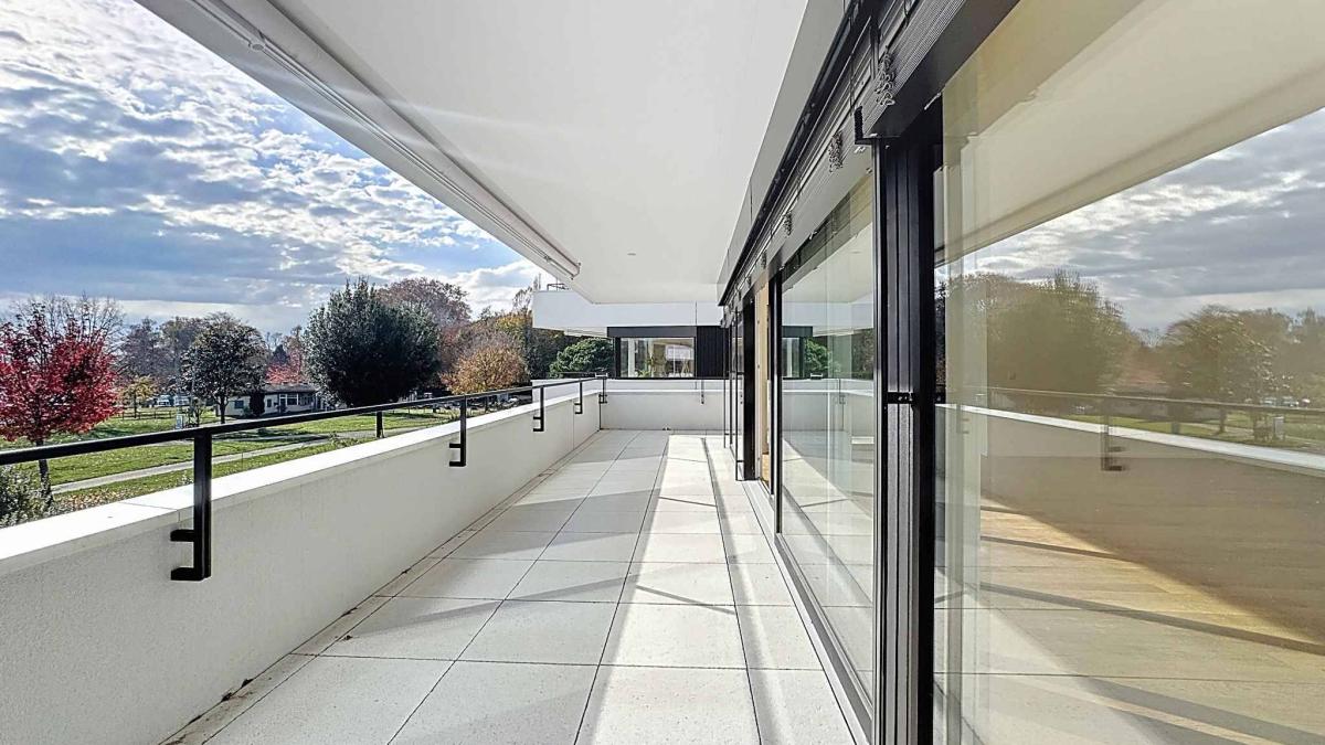 Luxueux 4.5 pièces traversant avec balcon de 76m2 et vue panoramique sur le lac