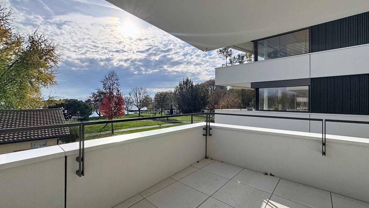 Luxueux 4.5 pièces traversant avec balcon de 76m2 et vue panoramique sur le lac