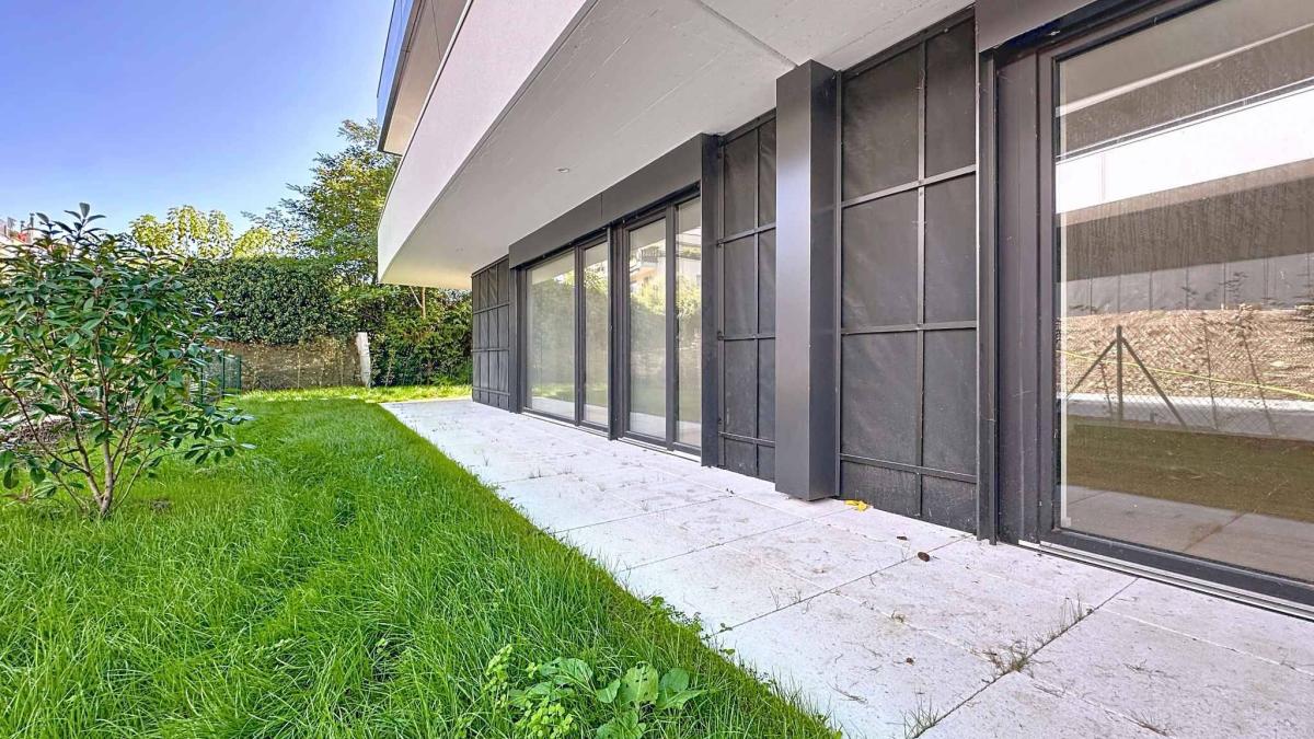 Exceptionnel 5.5 pièces au rez-de-chaussée avec terrasse et jardin privatif vue lac