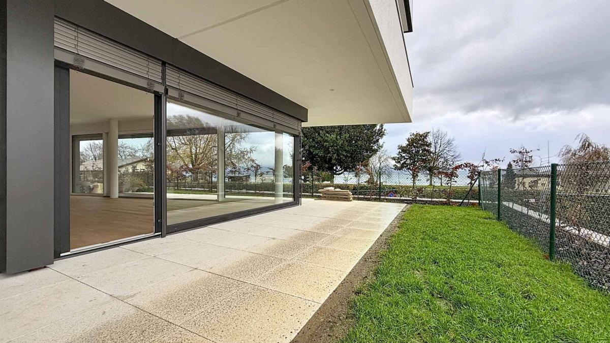 Appartement neuf de 5.5 pièces avec terrasse couverte et jardin