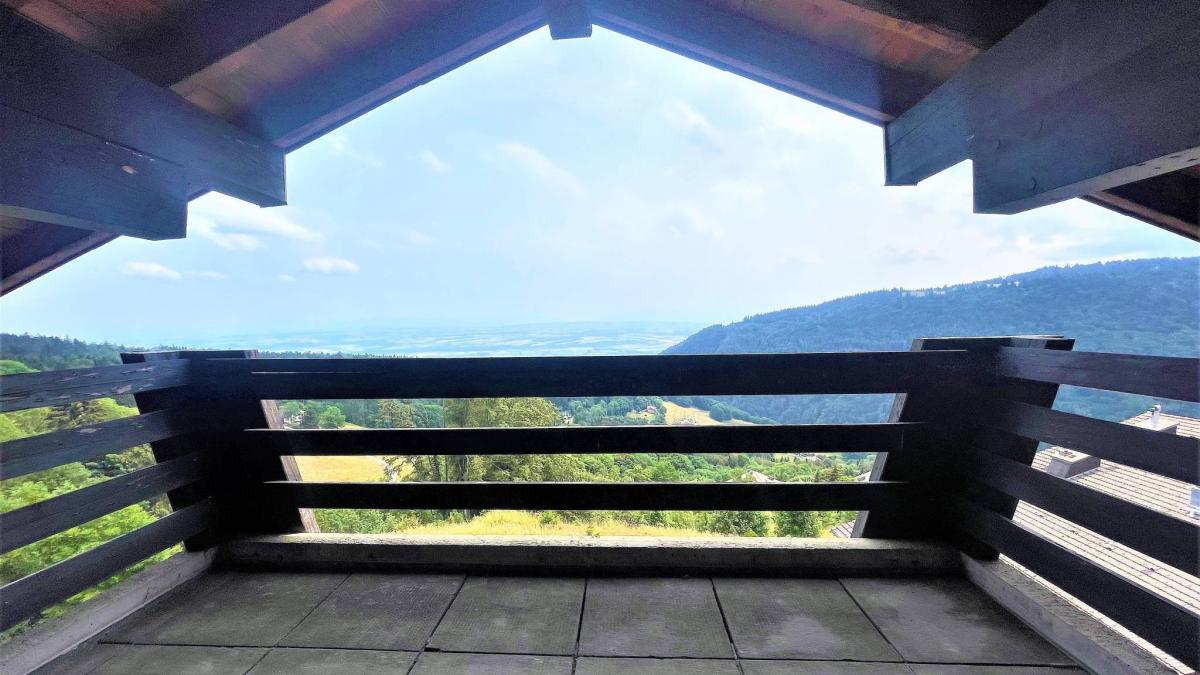 Appartement de 3.5 pièces de 63m2 en duplex dans les combles avec balcons et vue imprenable