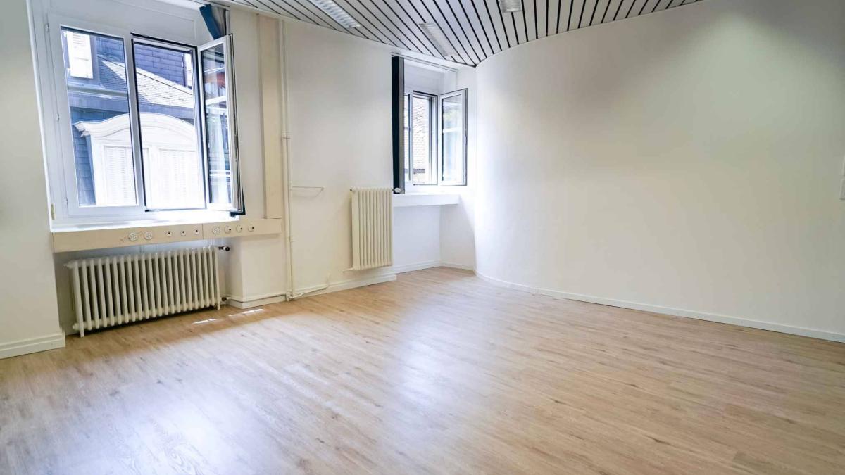 Belle surface de 197 m2 au coeur de la ville dans immeuble Hausmannien
