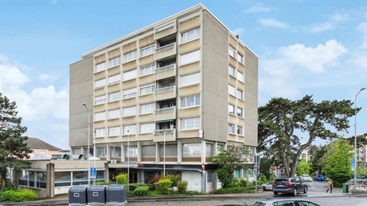 Belle surface en arcade de 275 m2 avec accès indépendant dans petit centre commercial 