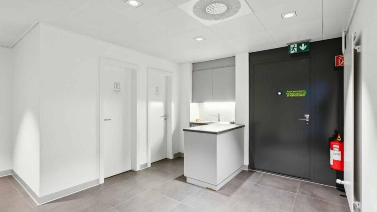 Belle surface en arcade de 275 m2 avec accès indépendant dans petit centre commercial 