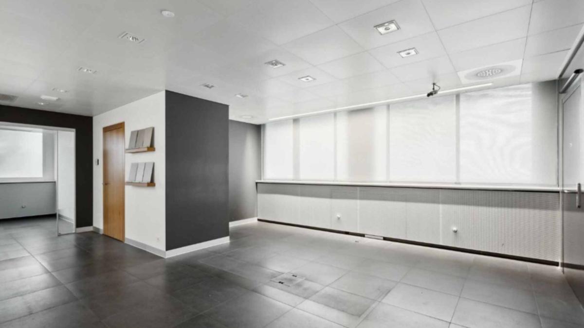Belle surface en arcade de 275 m2 avec accès indépendant dans petit centre commercial 