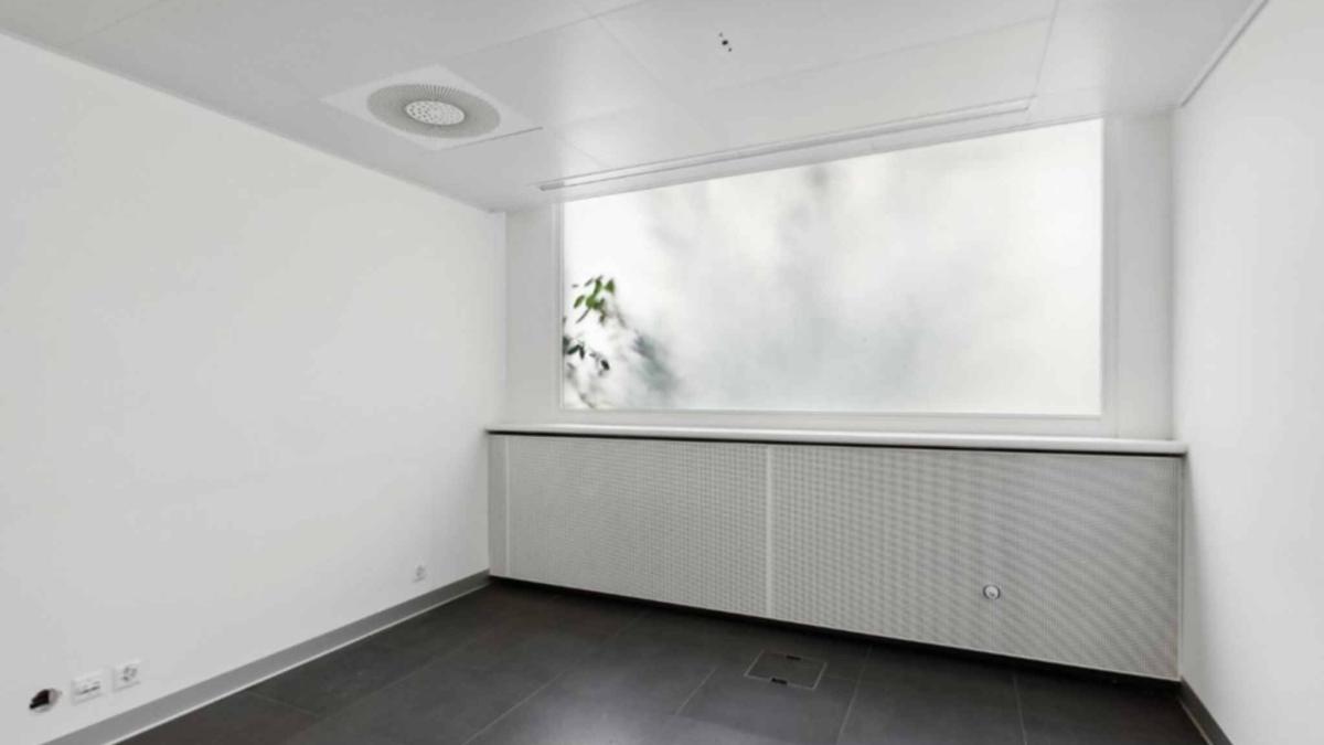 Arcade de 275 m2 dans un petit centre commercial avec un accès indépendant 