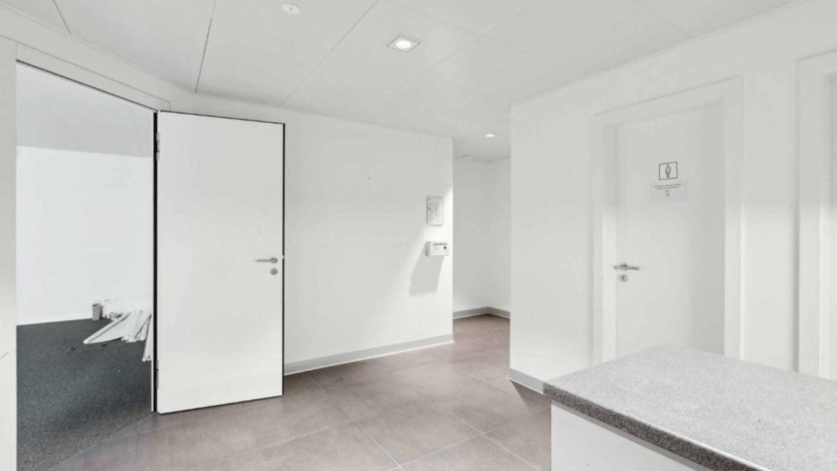 Arcade de 275 m2 dans un petit centre commercial avec un accès indépendant 