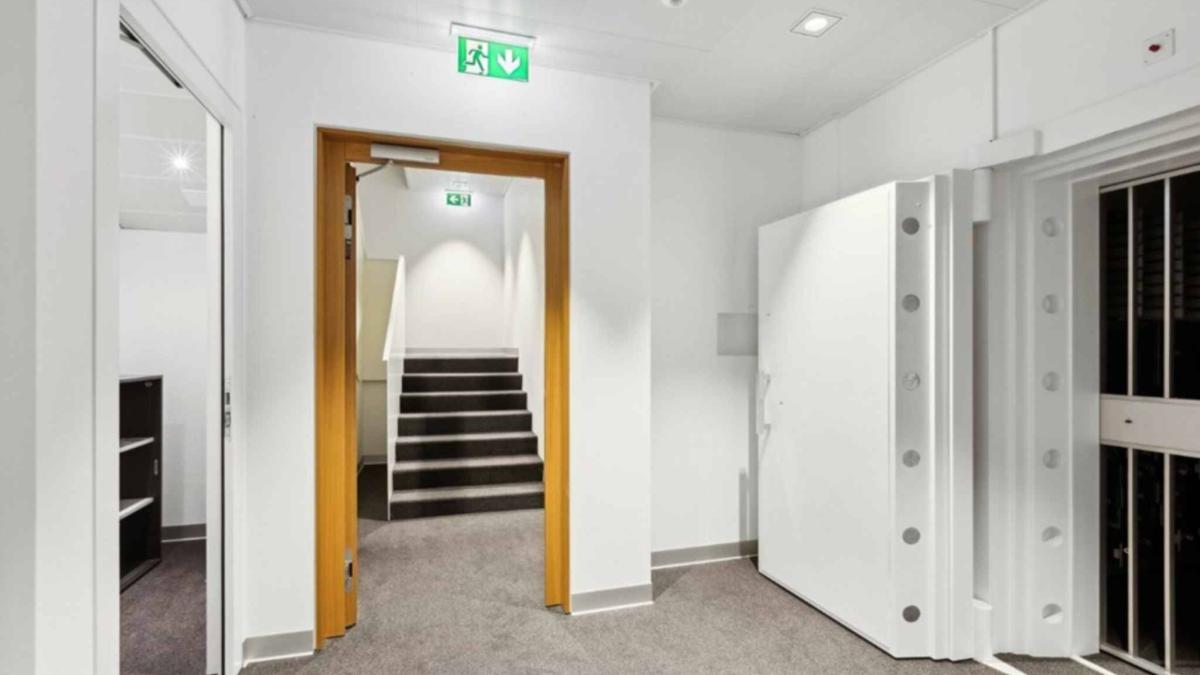 Arcade de 275 m2 dans un petit centre commercial avec un accès indépendant 