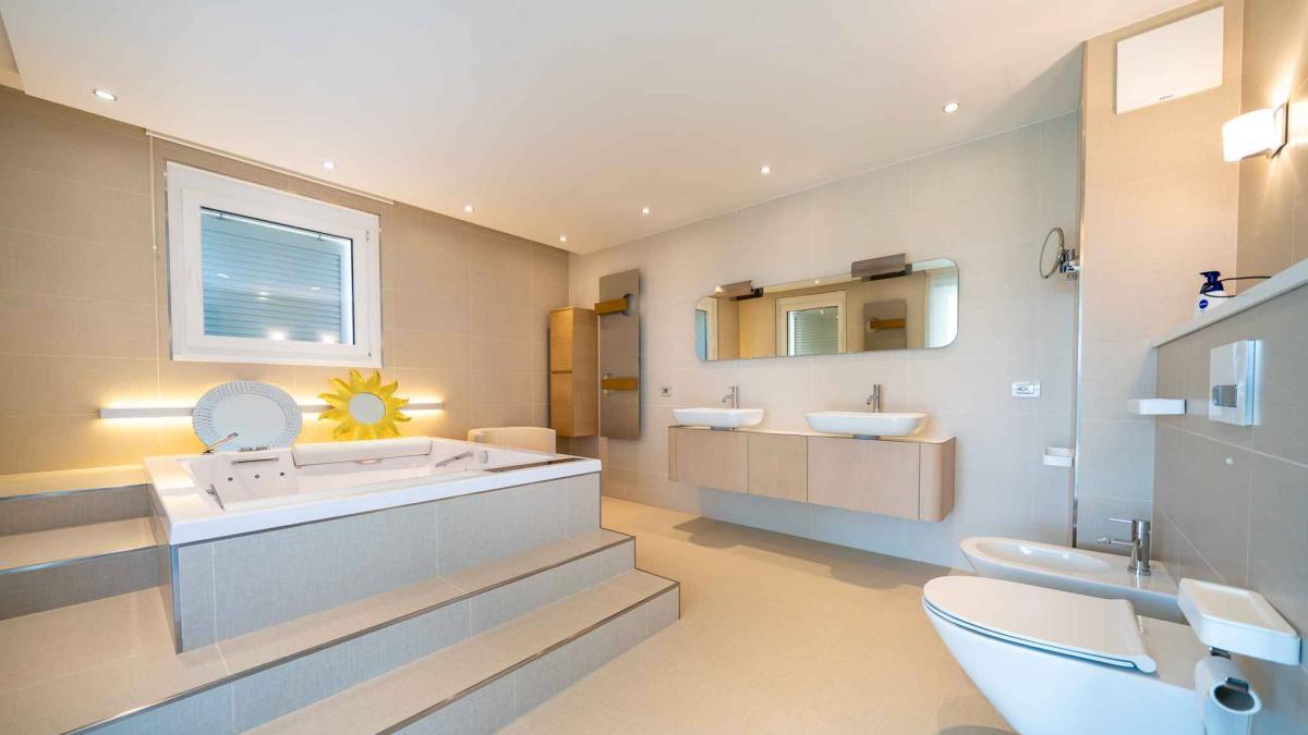 Somptueuse propriété avec piscine et vue panoramique sur le lac