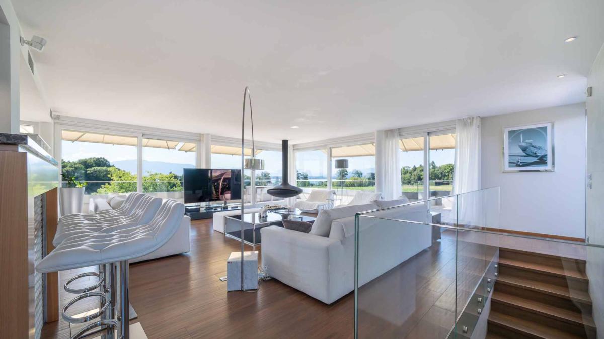 Somptueuse propriété avec piscine et vue panoramique sur le lac