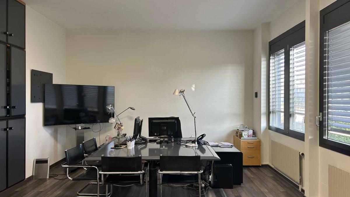 Cellules de bureaux de 55 m2 meublées avec cuisine privative 