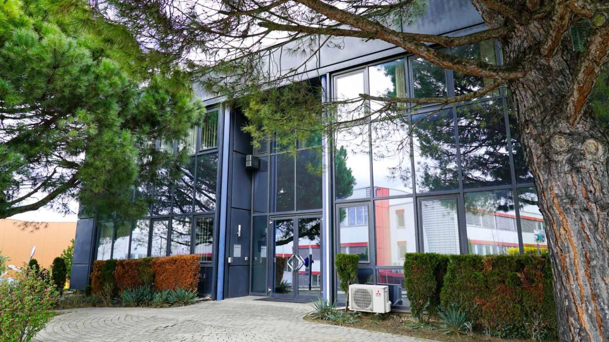 Cellules de bureaux de 55 m2 meublées avec cuisine privative 