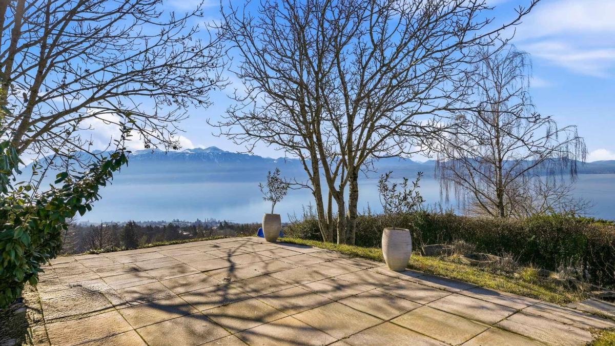 Villa d'exception avec piscine et vue imprenable sur le Lac
