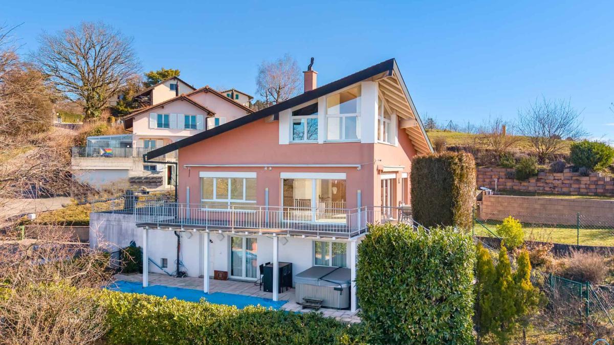 Villa d'exception avec piscine et vue imprenable sur le Lac