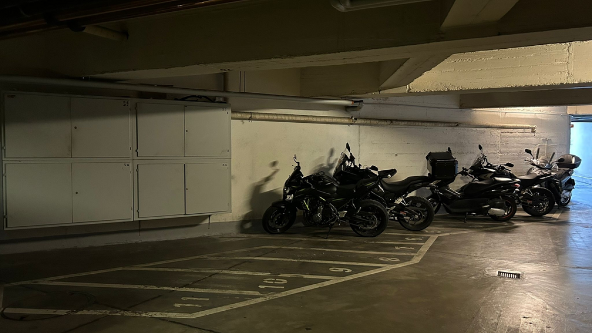 Place de parc moto à louer à Ecublens