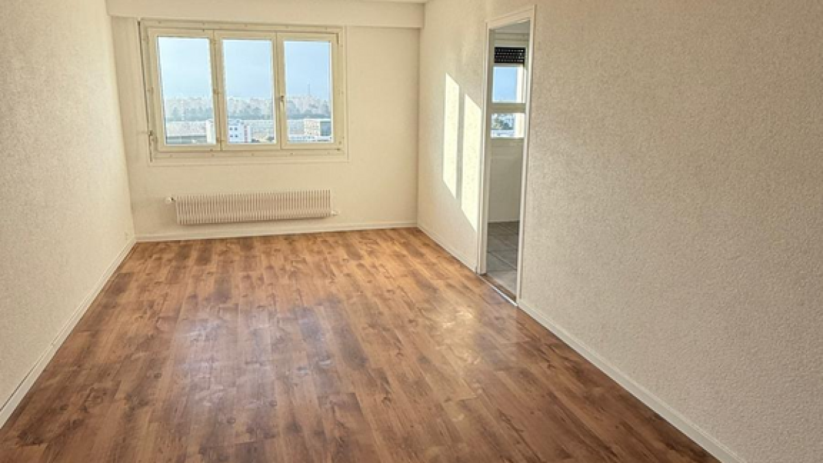 À louer appartement rénové de 4 pièces au 6ème étage (622)