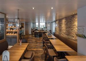 Lumineuse surface en arcade de 88 m2 avec grandes vitrines