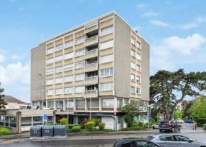 Arcade de 275 m2 dans un petit centre commercial avec un accès indépendant 