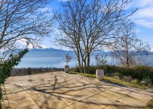 Villa d'exception avec piscine et vue imprenable sur le Lac