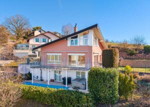 Villa d'exception avec piscine et vue imprenable sur le Lac