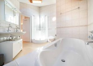 Villa d'exception avec piscine et vue imprenable sur le Lac